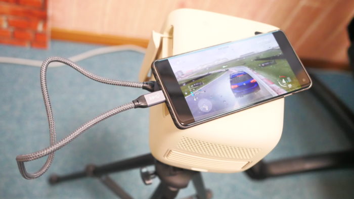 スマホにUSB-Cケーブル接続してプロジェクターに出力